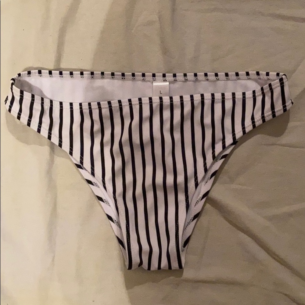 Striped bikini - Picture 2 of 5